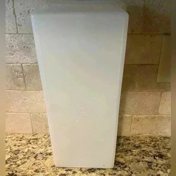 Vintage Tupperware Bread Storage Container - Picture 4 of 4